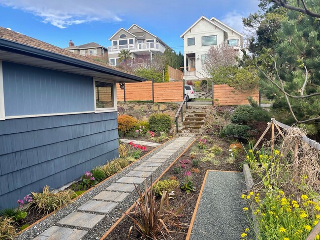 Building Photo - Beautiful West Seattle Home With Amazing V...