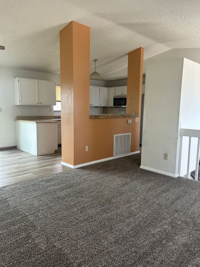 Building Photo - $1995 2 Bed/2 Bath + Bonus Room On Spaciou...