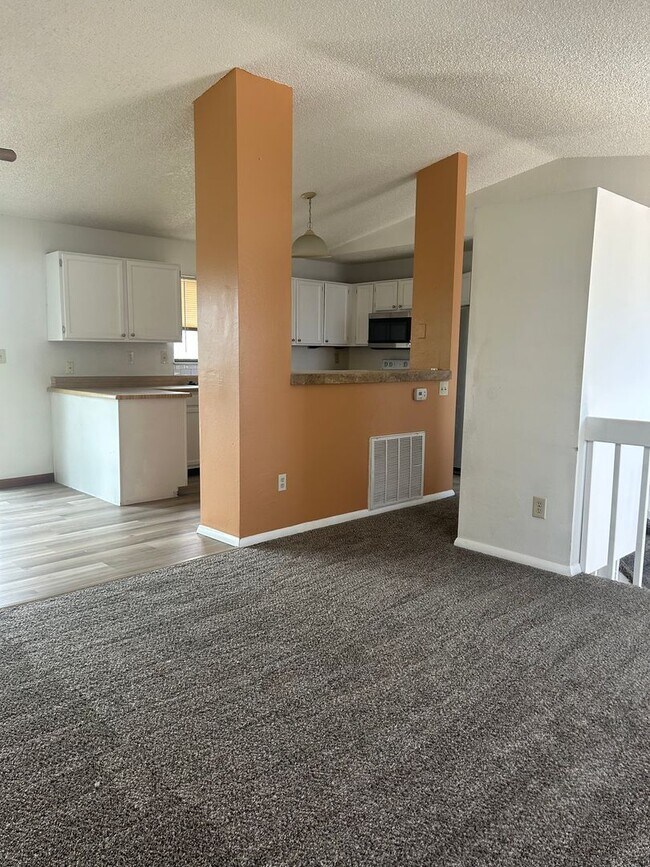Foto del edificio - $1995 2 Bed/2 Bath + Bonus Room On Spaciou...
