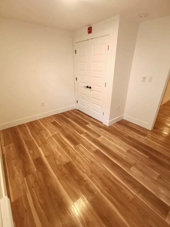 Photo du bâtiment - Available: September 1st – Renovated 2 Bed...
