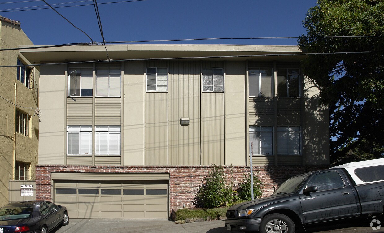 Primary Photo - 449 Merritt Ave