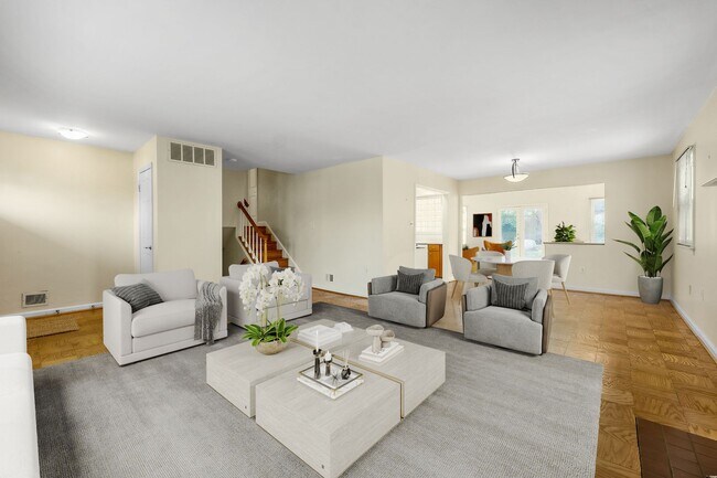 Foto del edificio - Detached Split-Level Home in BCC Cluster is Waiting for YOU!
