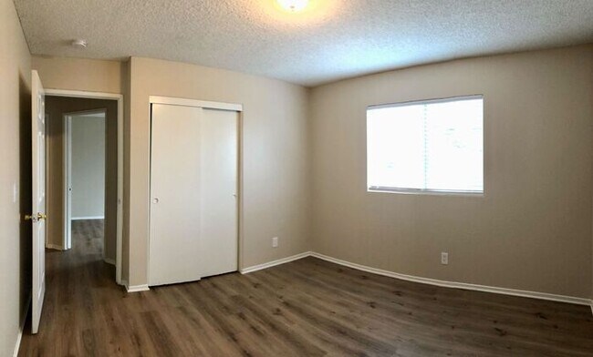 Building Photo - Newly updated pet-friendly home on the sec...