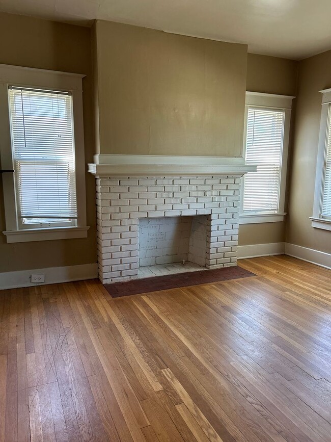 Building Photo - Prime Kansas City Living – 4-Bed Home Step...