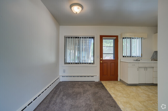 1BD, 1BA - 755SF - Dining Room - Amber Square Apartments and Townhomes