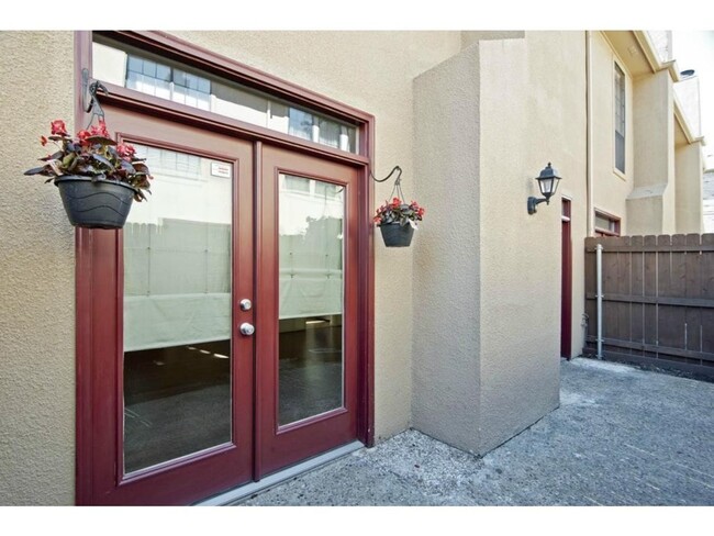 Building Photo - Beautiful Oak Lawn Condo -  2 Bedroom 2 1/...