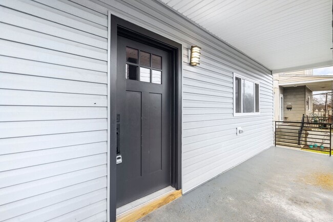 Building Photo - Beautifully Renovated 3 Bed/2.5 Bath Home in Mt Washington - Convenient Location