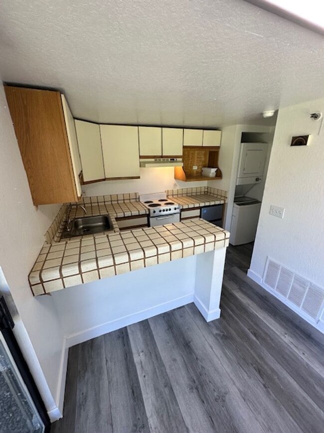 Building Photo - Light and airy condo available in the Taho...