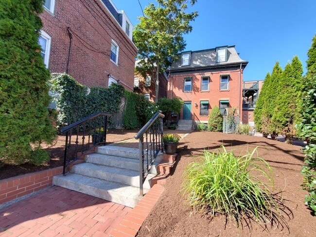 Building Photo - 21 Parker St