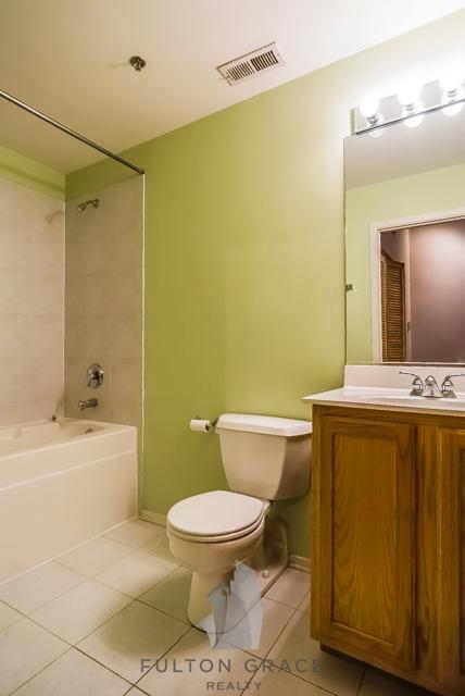 Building Photo - Big 1 Bedroom west loop loft available now!