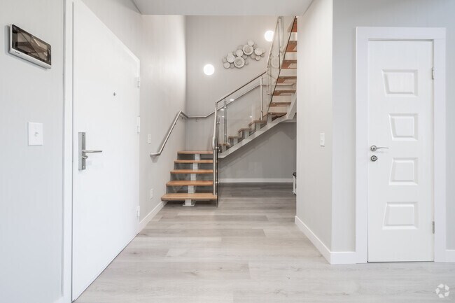 2HAB, 2BA - 1498 ft² - Escaleras - Taj Estates of Franklin