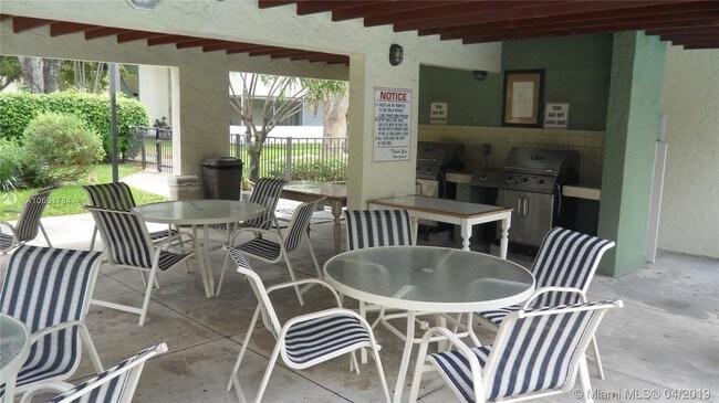 Foto del edificio - 6075 N Sabal Palm Blvd