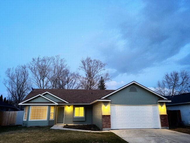 Building Photo - 4798 N Cengotita Ave