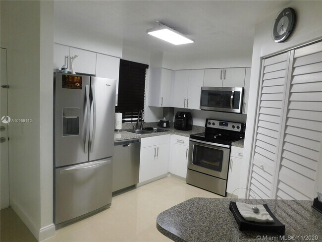 Foto del edificio - 6155 NW 186th St