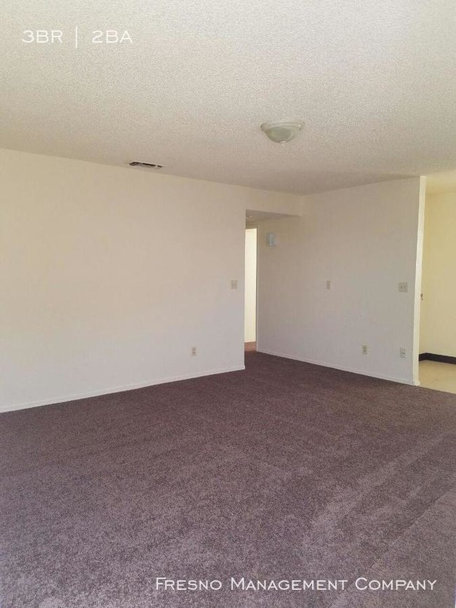 Building Photo - 3 Bedroom Apartment Located Near Fairgrounds.
