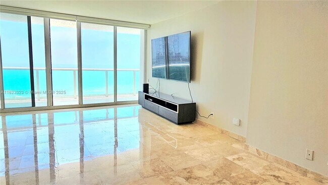 Foto del edificio - 100 Bayview Dr