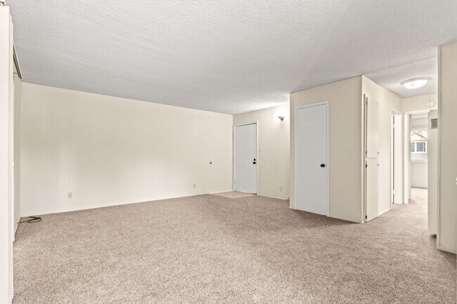 Foto del edificio - Utilities Included! Large 2-Bedroom in Hayward with On-Site Laundry & Parking