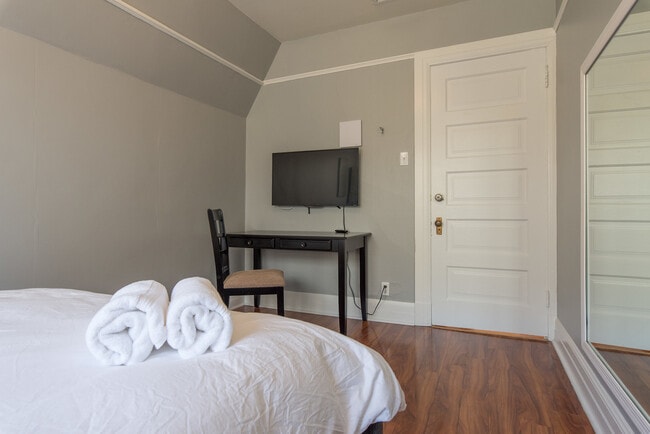 Building Photo - 1023 W 24th St