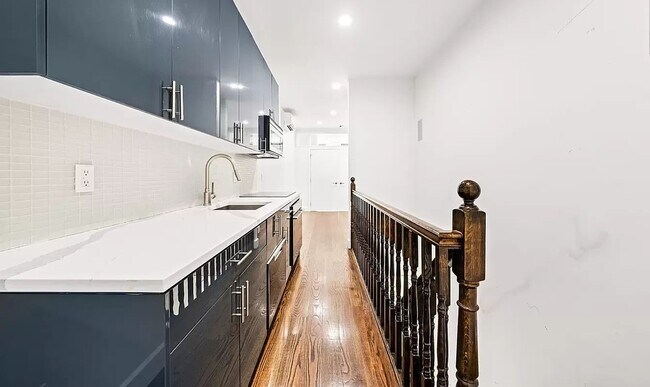 Building Photo - 519 East 6th Street