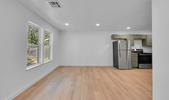 Building Photo - 3904 Speight Ave