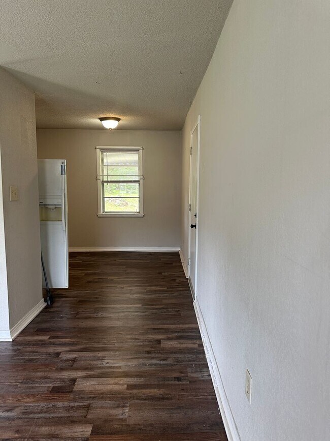 Building Photo - $1,100.00 MOVE-IN-SPECIAL