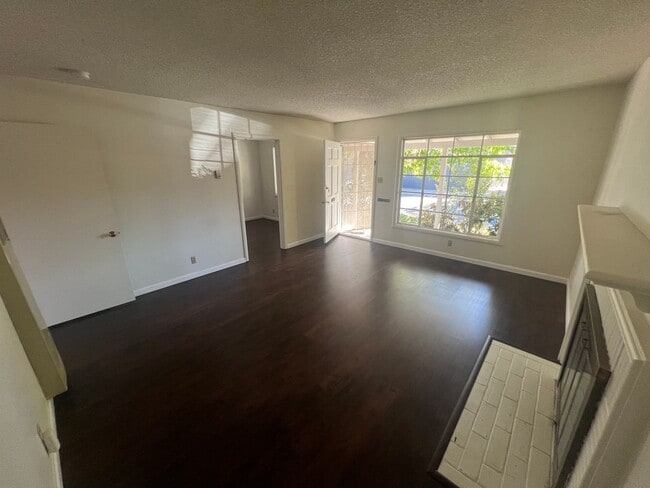Building Photo - 3 Bed / 2 Bath | East Sacramento Home Avai...