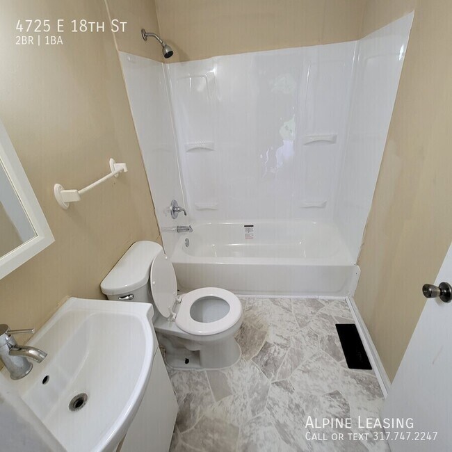Building Photo - Near Eastside 2BR House!