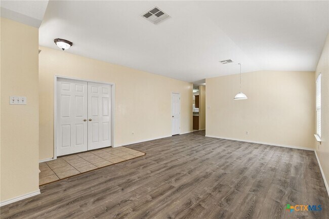 Foto del edificio - 1512 Sweet Leaf Ln