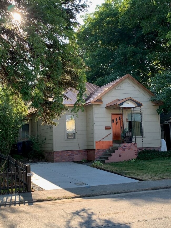 Building Photo - 744 N 2nd St