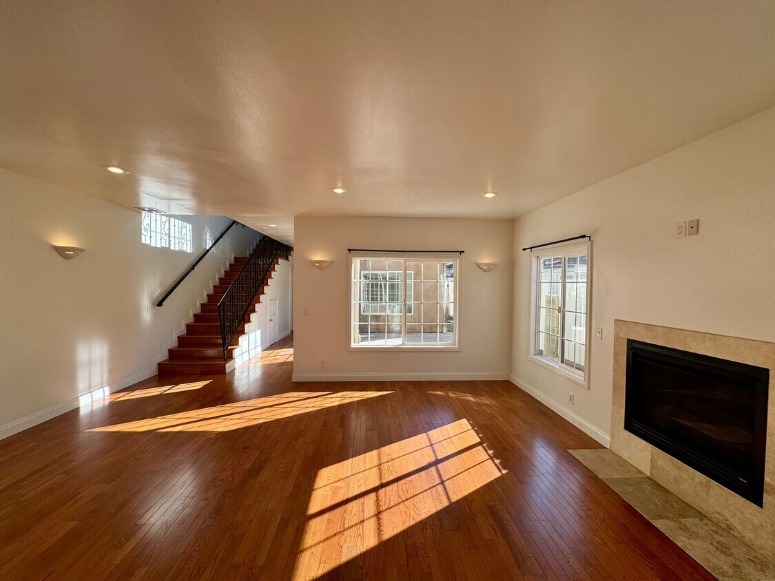 Foto principal - Beautifully Renovated 4 Bed 4 Bath House For Rent In Long Beach!