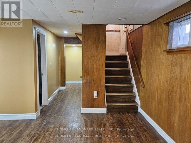 Building Photo - 147 Fitzgibbon Ave