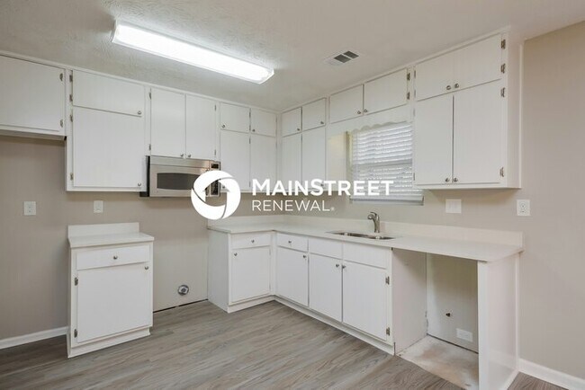 Foto del edificio - 3 Bedroom Pet-Friendly Home in Ellenwood, GA with Main Street Renewal