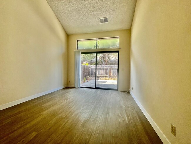 Building Photo - r12584