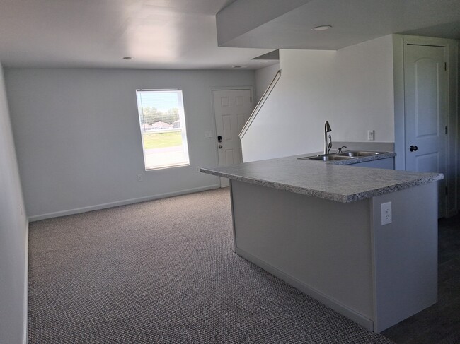 Sala de estar/Cocina - Candlelight Apartments & Condos