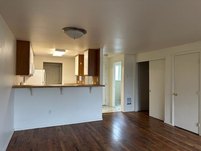 Building Photo - 528 NE Negus Loop
