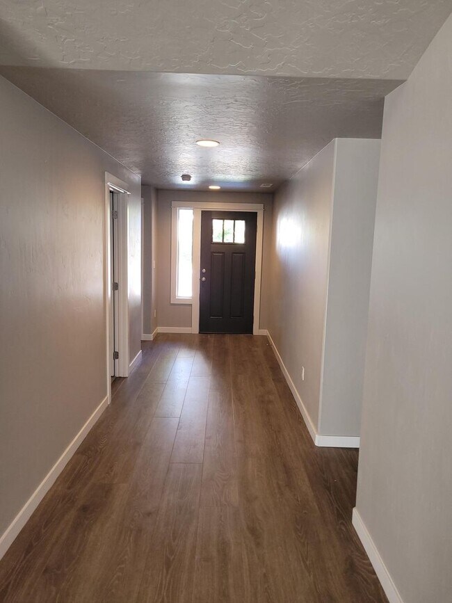 Building Photo - Beautiful home in Middleton