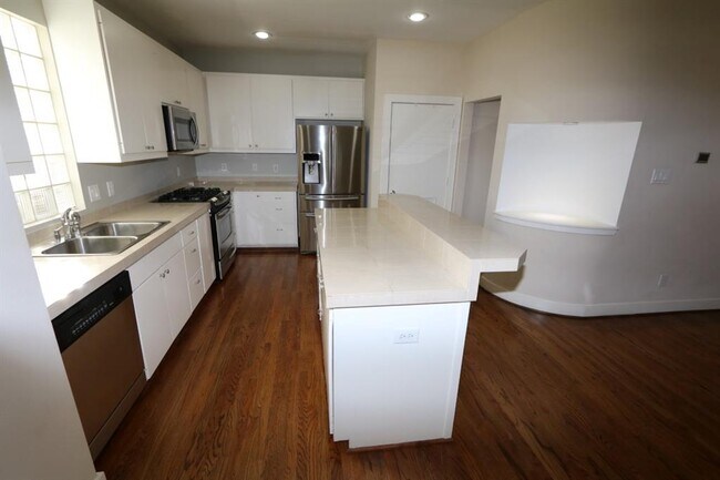 Foto del edificio - 1046 W 25th St