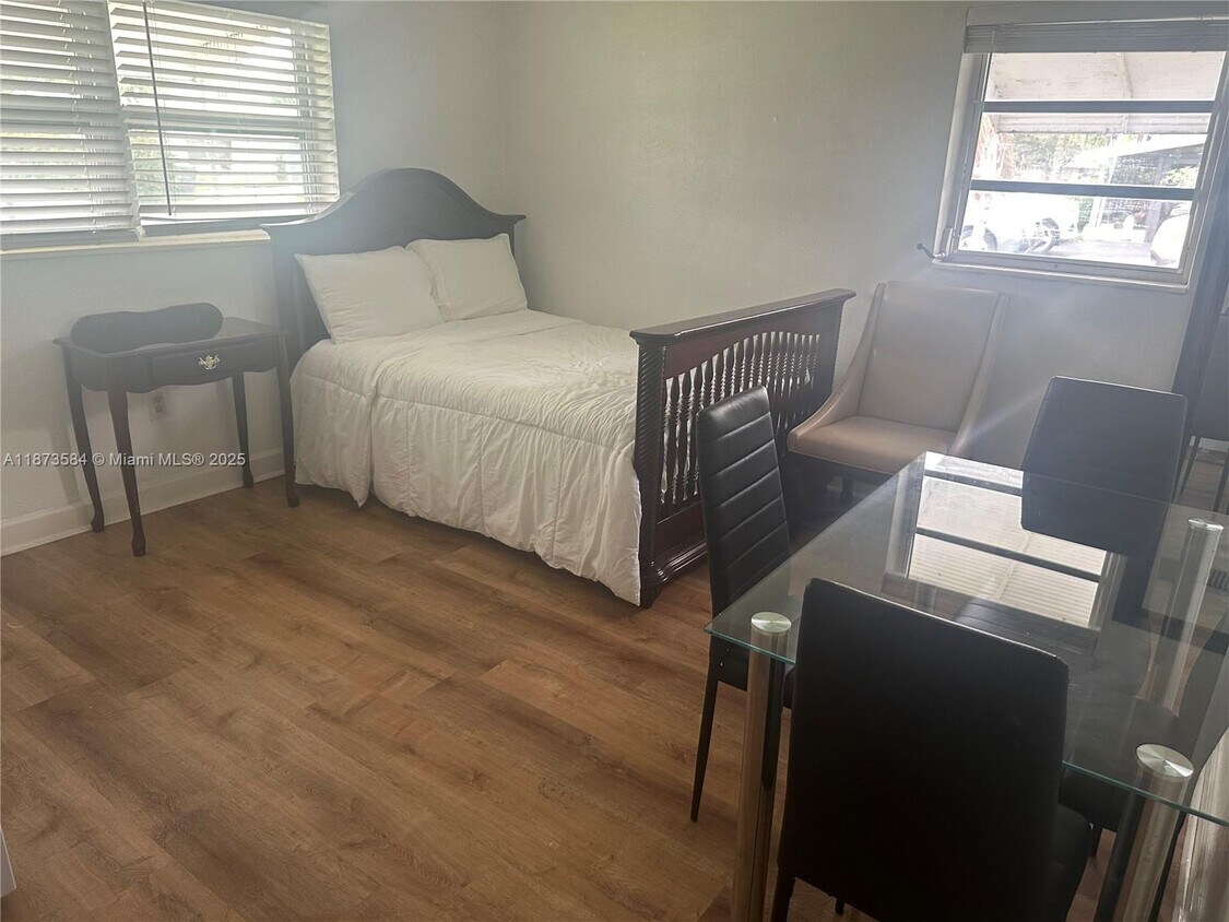 Foto principal - 6501 Scott St