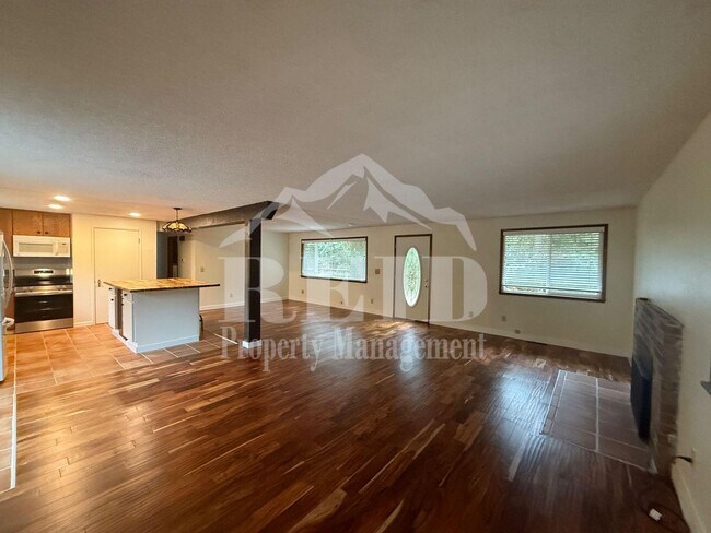 Foto del edificio - SECLUDED 3 BED 2 BATH OLALLA