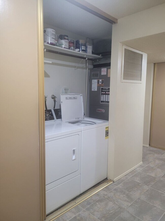 Building Photo - FOR RENT On the Green Condo (golf course)