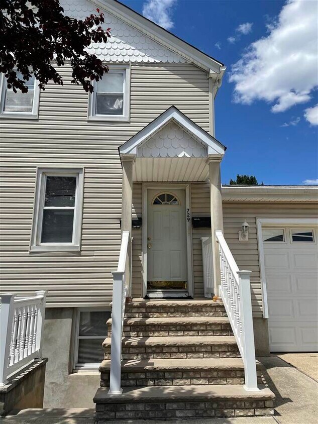Primary Photo - 729 7th St