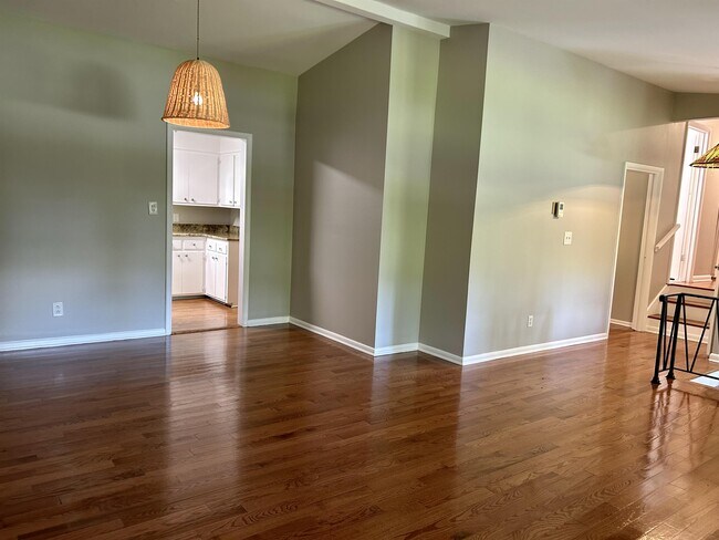 Building Photo - 4521 Panorama Dr SE