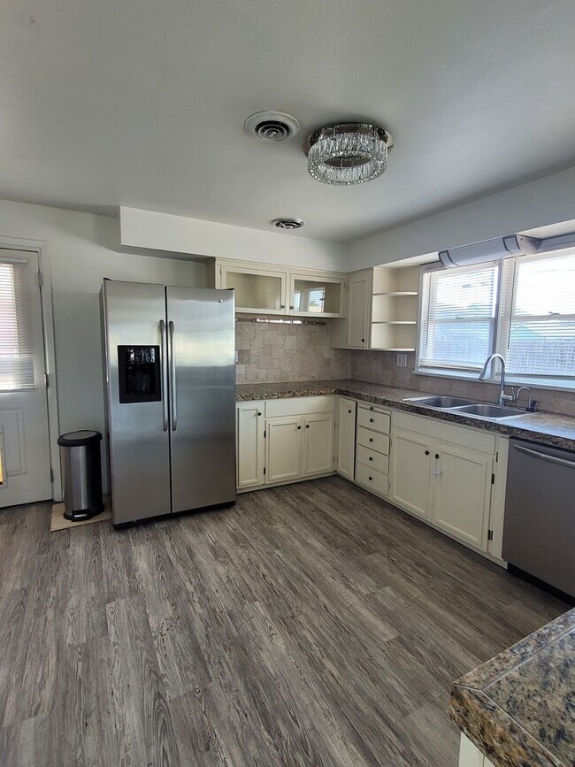 Building Photo - Large Home Close to Schools & Pet Friendly