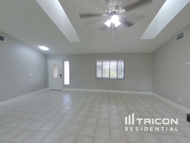Building Photo - 2360 Date Palm Dr