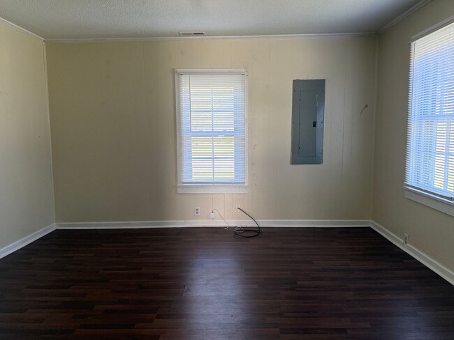 Building Photo - AMAZING LOCATION, Ranch Home Downtown Smit...