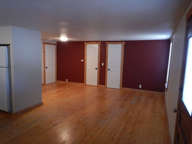 Building Photo - *Price Reduced!* 3 Bedroom, 1 Bathroom Les...