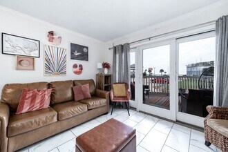 Building Photo - 6300 Seawall Blvd