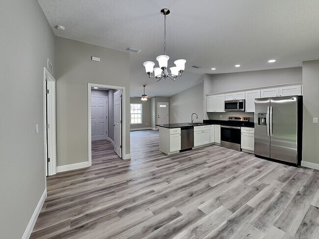 Foto del edificio - 7798 N Pitcairn Way