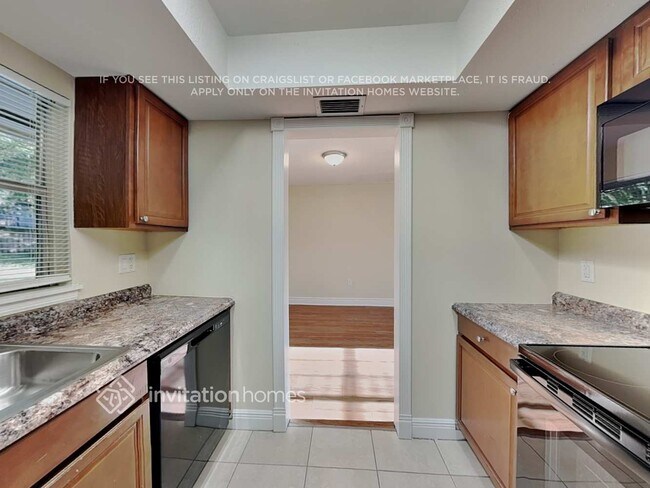 Building Photo - 978 Oak Dr