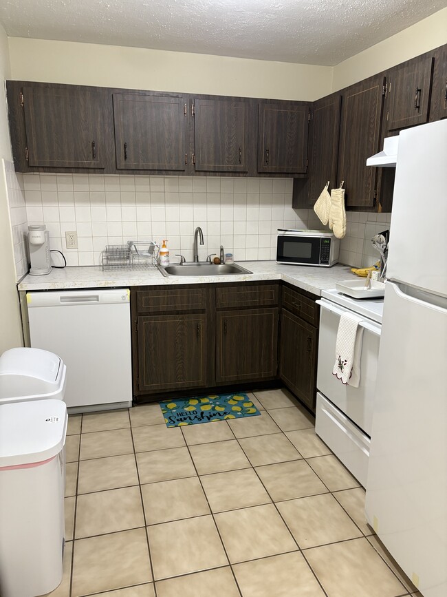 Building Photo - 66 Mayflower Ave